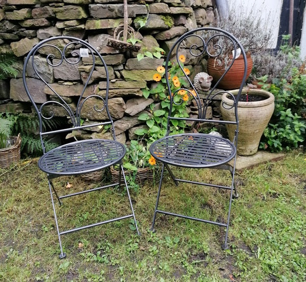 NEU !! 2er Set Graue Bistrostühle mit Herzmotiv aus Metall klappbar Vintage Gartenstuhl Balkon Terrasse Vorgarten Deko