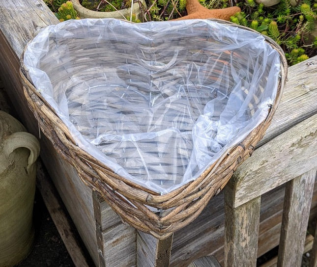 Wieder vorrätig !! Pflanzkorb in Herzform ca. 26 cm breit aus Rattan - Weide - Naturprodukt