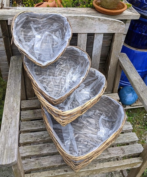 Wieder vorrätig !! Pflanzkorb in Herzform ca. 26 cm breit aus Rattan - Weide - Naturprodukt