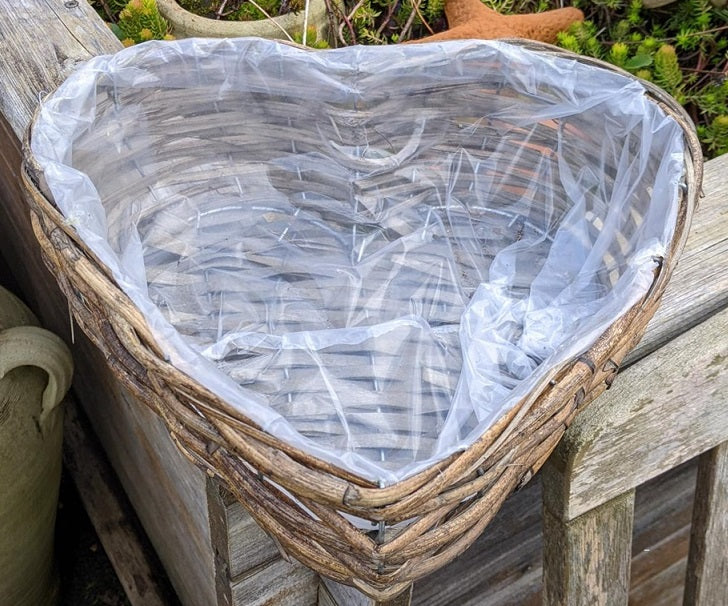 Wieder vorrätig !! Pflanzkorb in Herzform ca. 26 cm breit aus Rattan - Weide - Naturprodukt