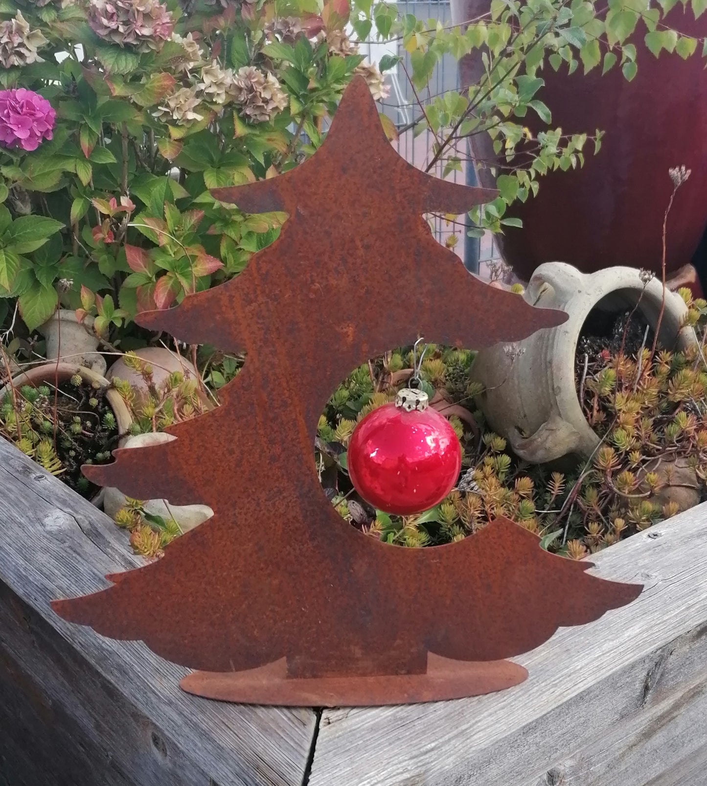 NEU ! Tannenbaum / Weihnachtsbaum mit Loch ca. 35 cm hoch aus Metall in Edelrost Weihnachten Deko Kugel