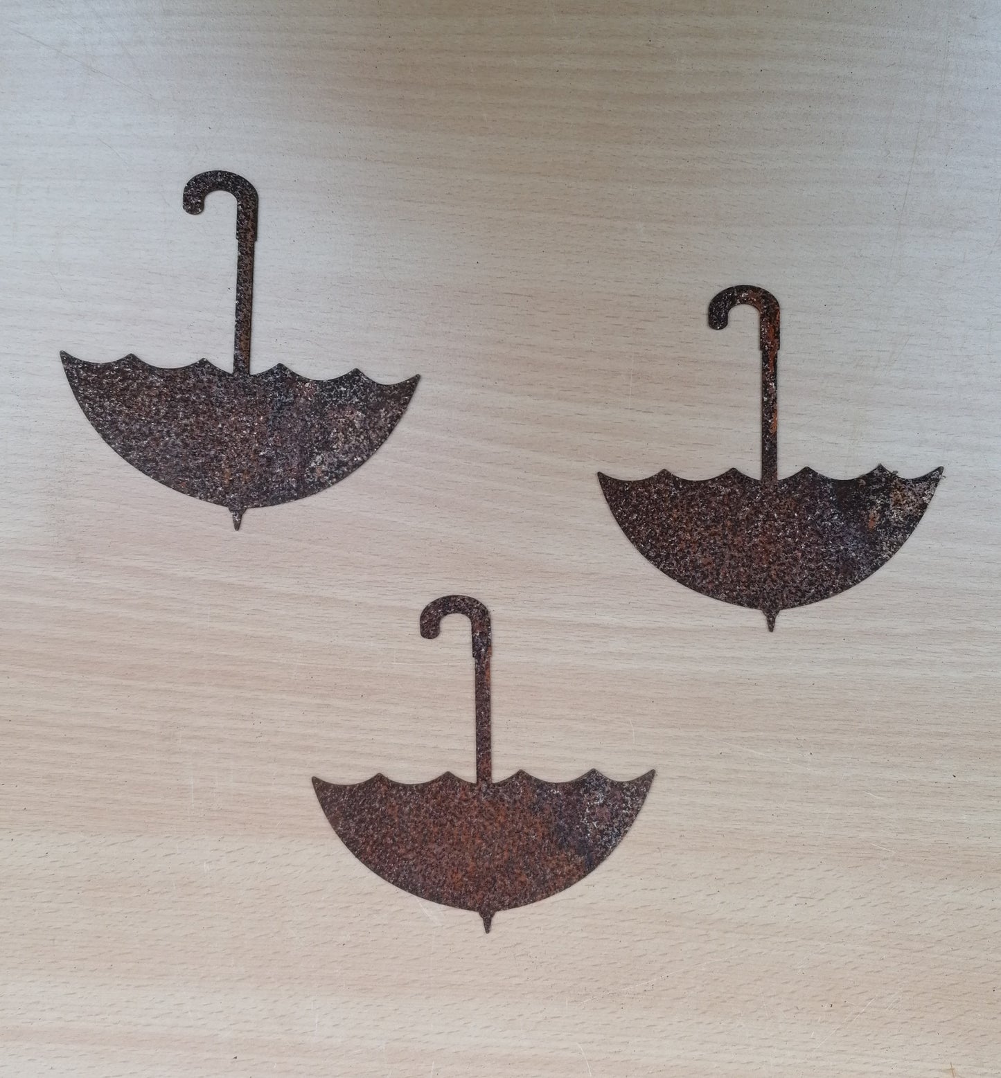 Neu !! 3er Set Anhänger Regenschirme ca. 10 cm x 10 cm aus Metall in Edelrost Herbst Regen Windspiel