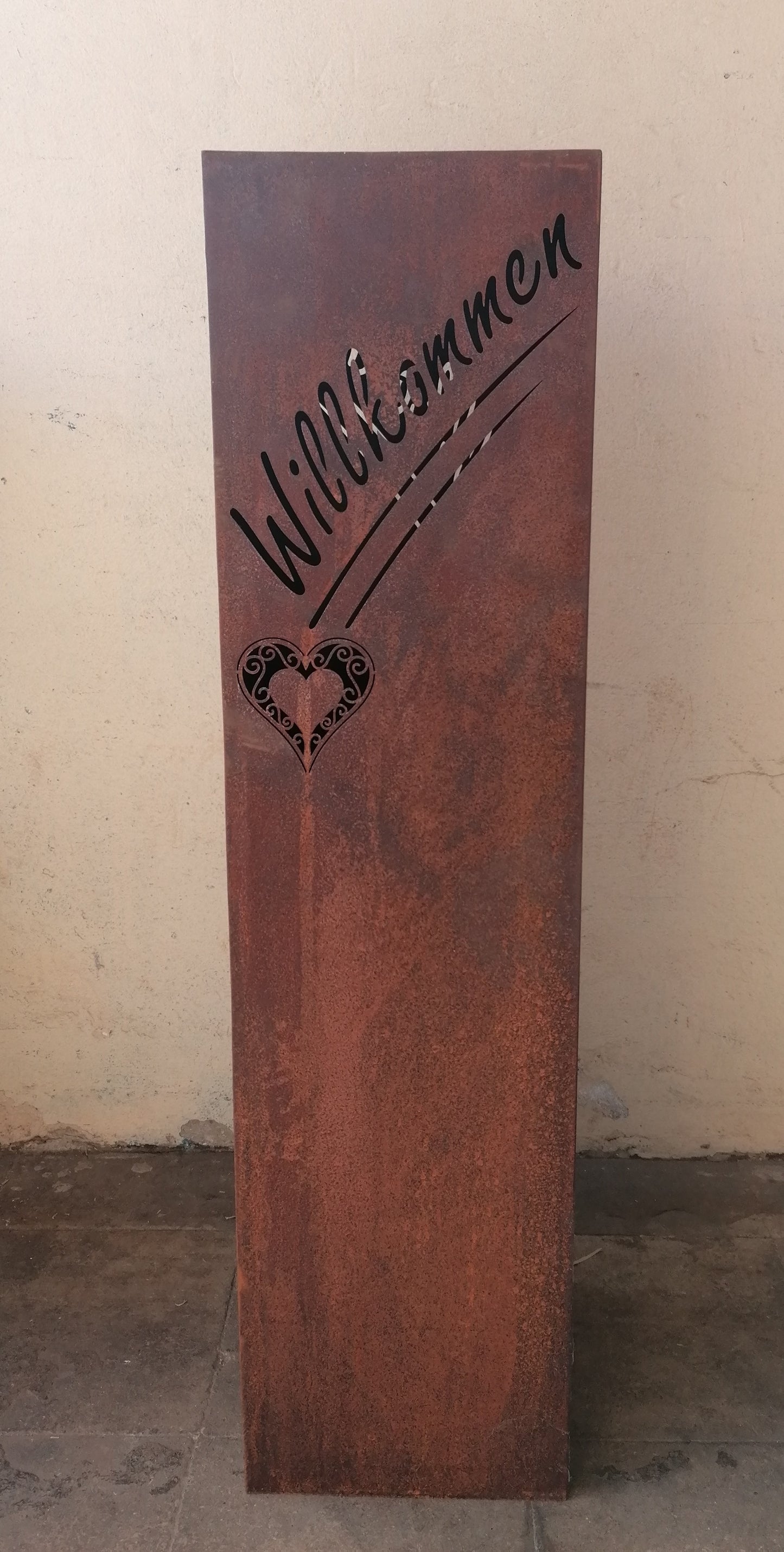 Neu !! Säule / Schalenständer 110 cm hoch mit Schriftzug "Willkommen" und Herz aus Metall in Edelrost Deko Haustür