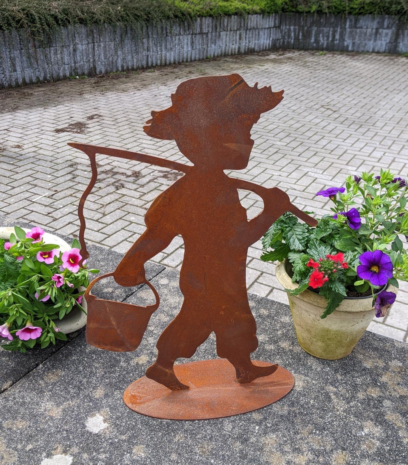 NEU !! Junge mit Eimer und Angel - Angler ca. 38 cm hoch aus Metall in Edelrost Dekoration Wasser Teich See Fische