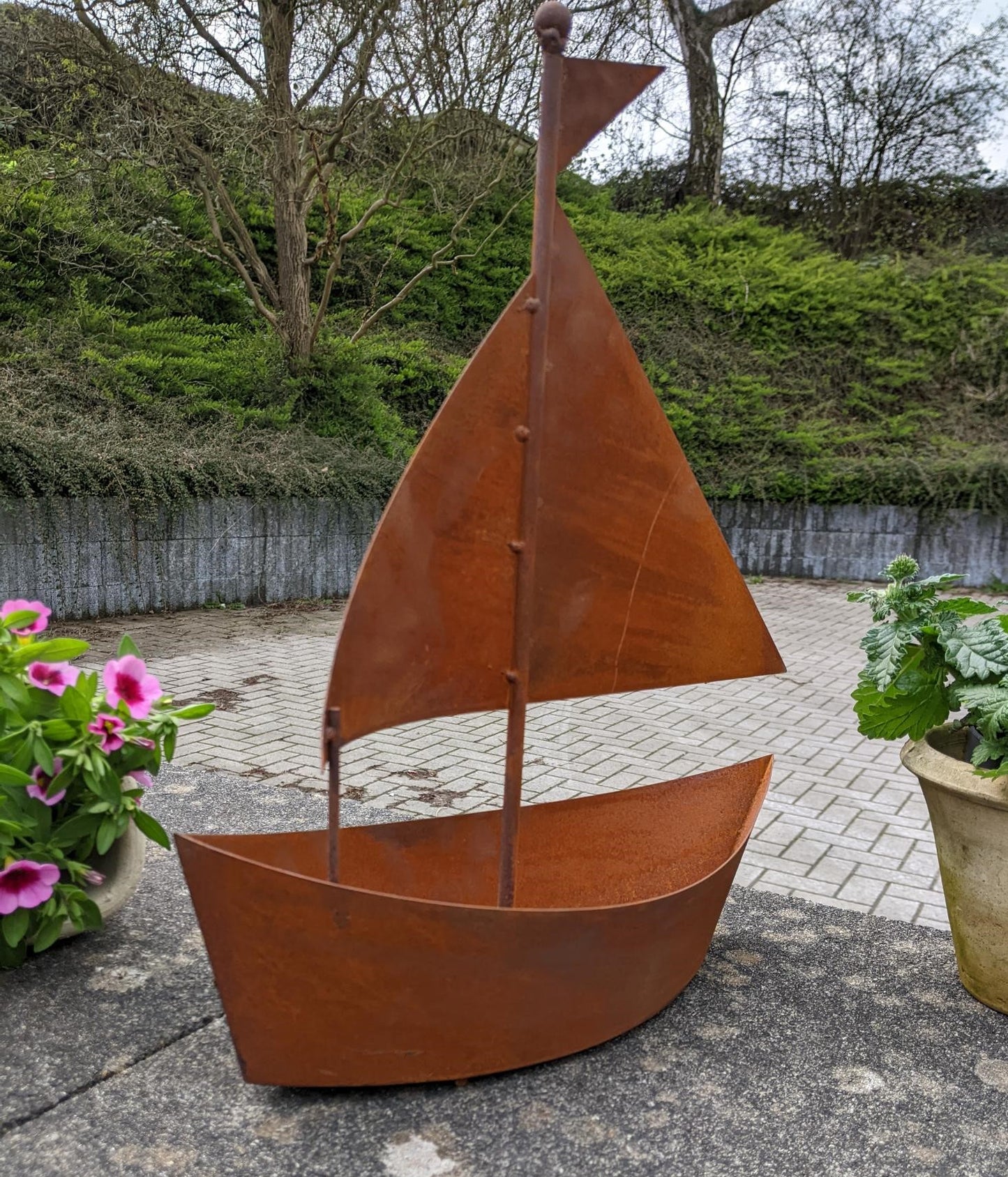 Segelboot - Schiff bepflanzbar ca. 36 cm breit aus Metall in Edelrost Pflanzgefäß Blumentopf Wasser Teich Maritim