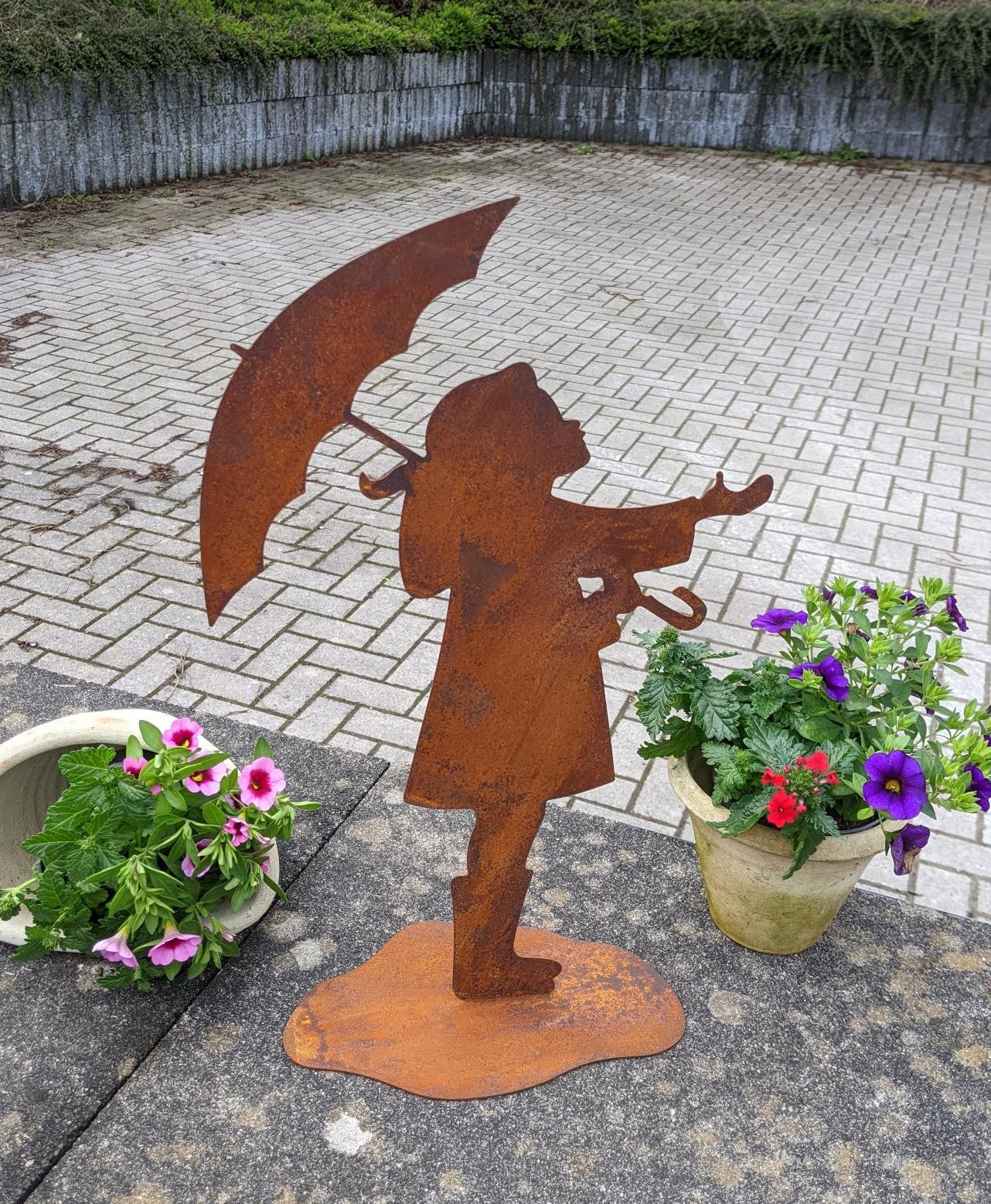 NEU !! Mädchen mit Regenschirm ca. 50 cm hoch aus Metall in Edelrost Dekoration Herbst Frühling