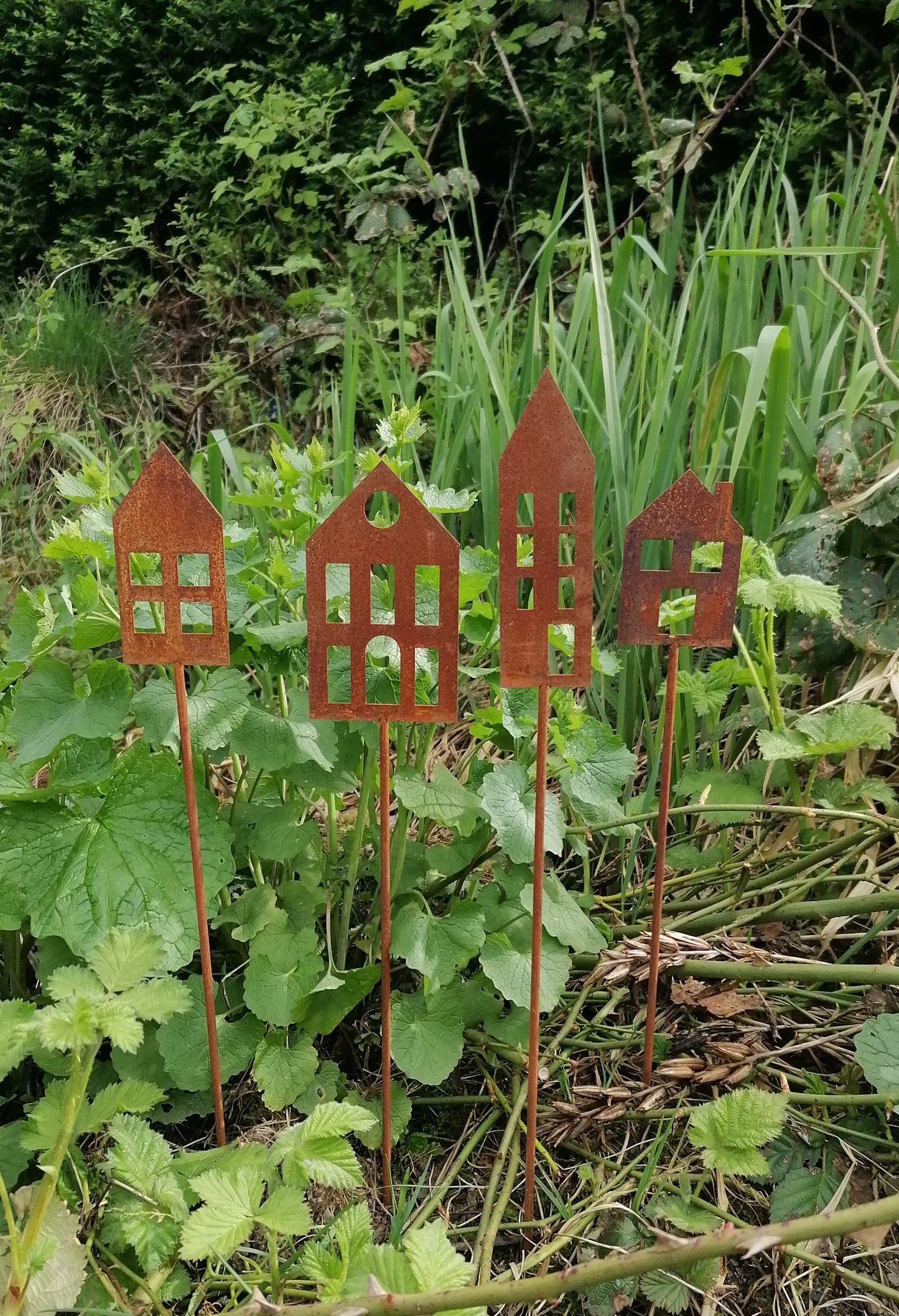 NEU !! Stabiles 4er Set Gartenstecker - Rankhilfe - Häuser aus Metall in Edelrost Deko Figur Garten Blumenstecker