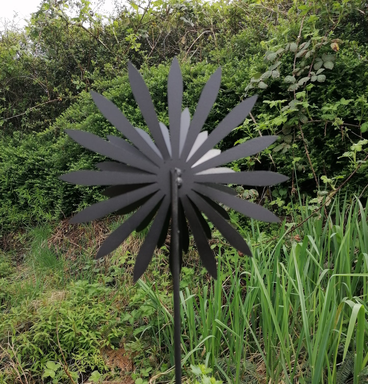 NEU !! Gartenstecker Blume Blüte in 3D ca. 110 cm lang aus Metall in einer schwarzen hochwertigen Pulverbeschichtung Rankhilfe