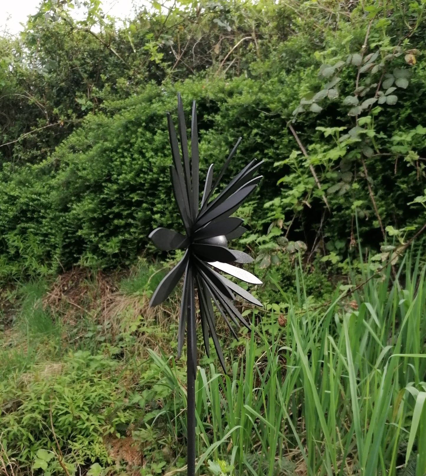 NEU !! Gartenstecker Blume Blüte in 3D ca. 110 cm lang aus Metall in einer schwarzen hochwertigen Pulverbeschichtung Rankhilfe