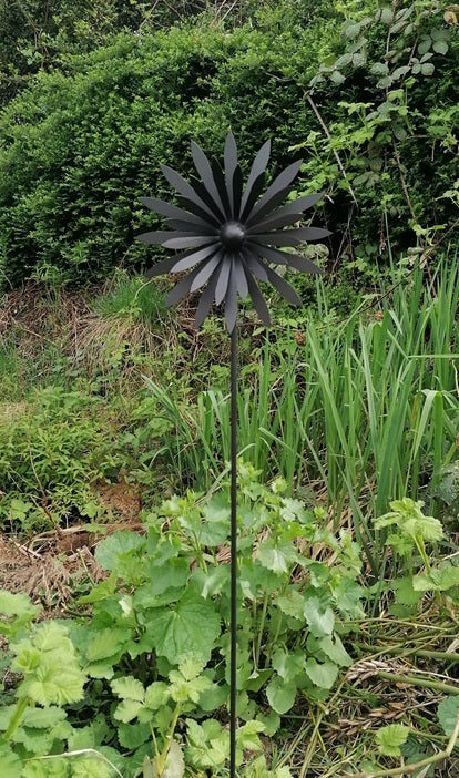 NEU !! Gartenstecker Blume Blüte in 3D ca. 110 cm lang aus Metall in einer schwarzen hochwertigen Pulverbeschichtung Rankhilfe