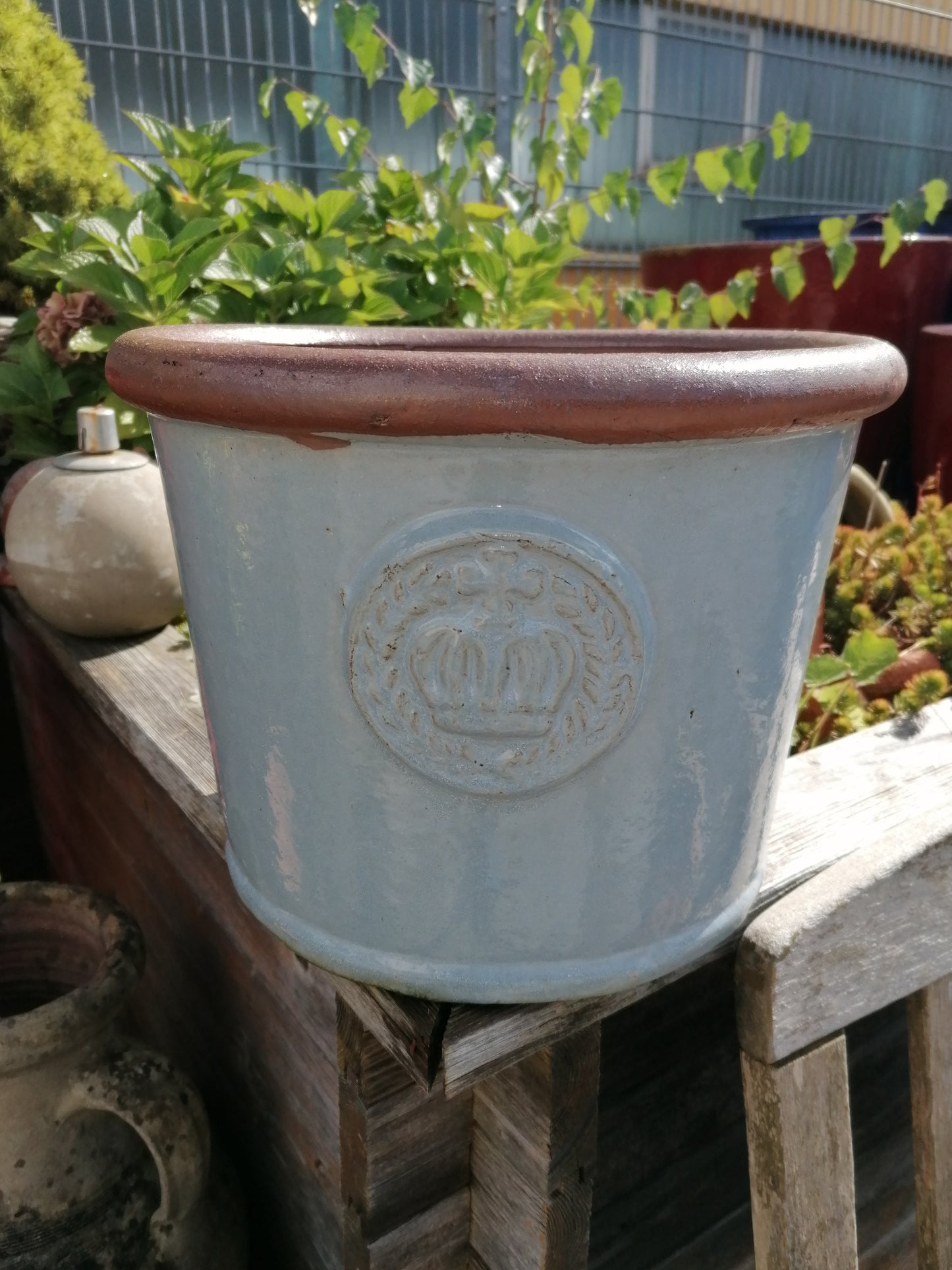 NEU!! Winterfester Blumentopf mit Ornament - Krone blaugrau glasiert ø ca. 33 cm aus Steinzeug Pflanztopf, Blumenkübel