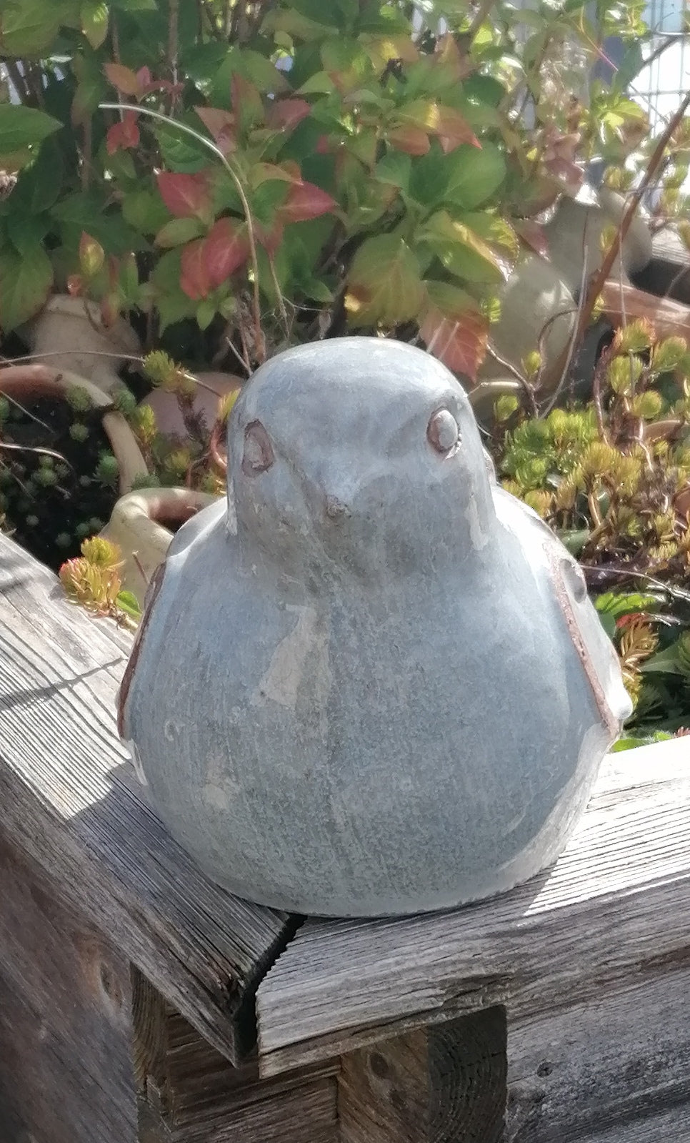 NEU !! 2. Wahl ! Vogel aus frostfesten Steinzeug graublau mit braun abgesetzten Flügeln glasiert ca. 24 cm lang Deko Garten Spatz Figur Taube