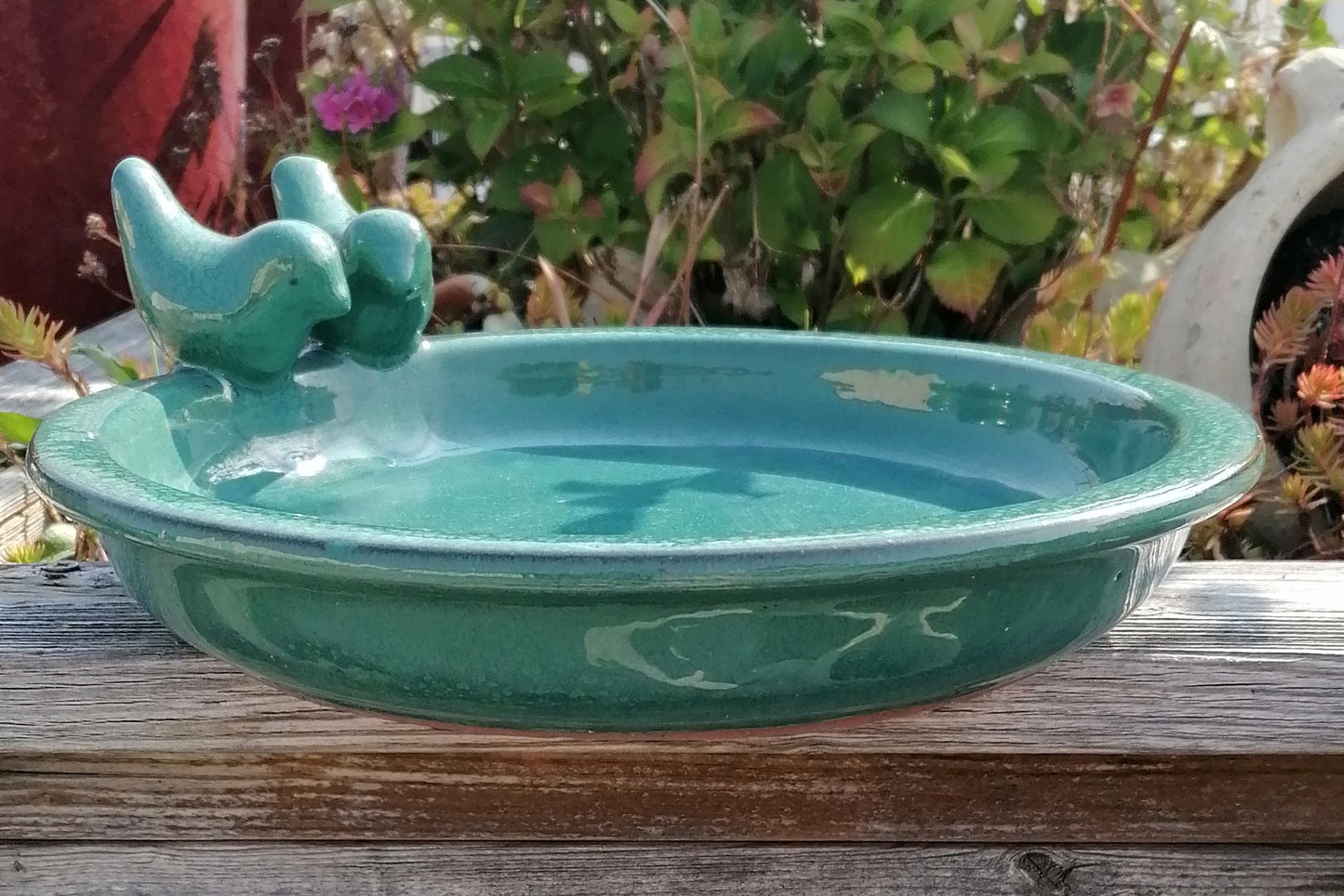 NEU !! Sehr robuste Vogeltränke mit 2 süßen kleinen Vögelchen ø ca. 30 cm aus Keramik grün glänzend glasiert Insektentränke Vogelbad Garten