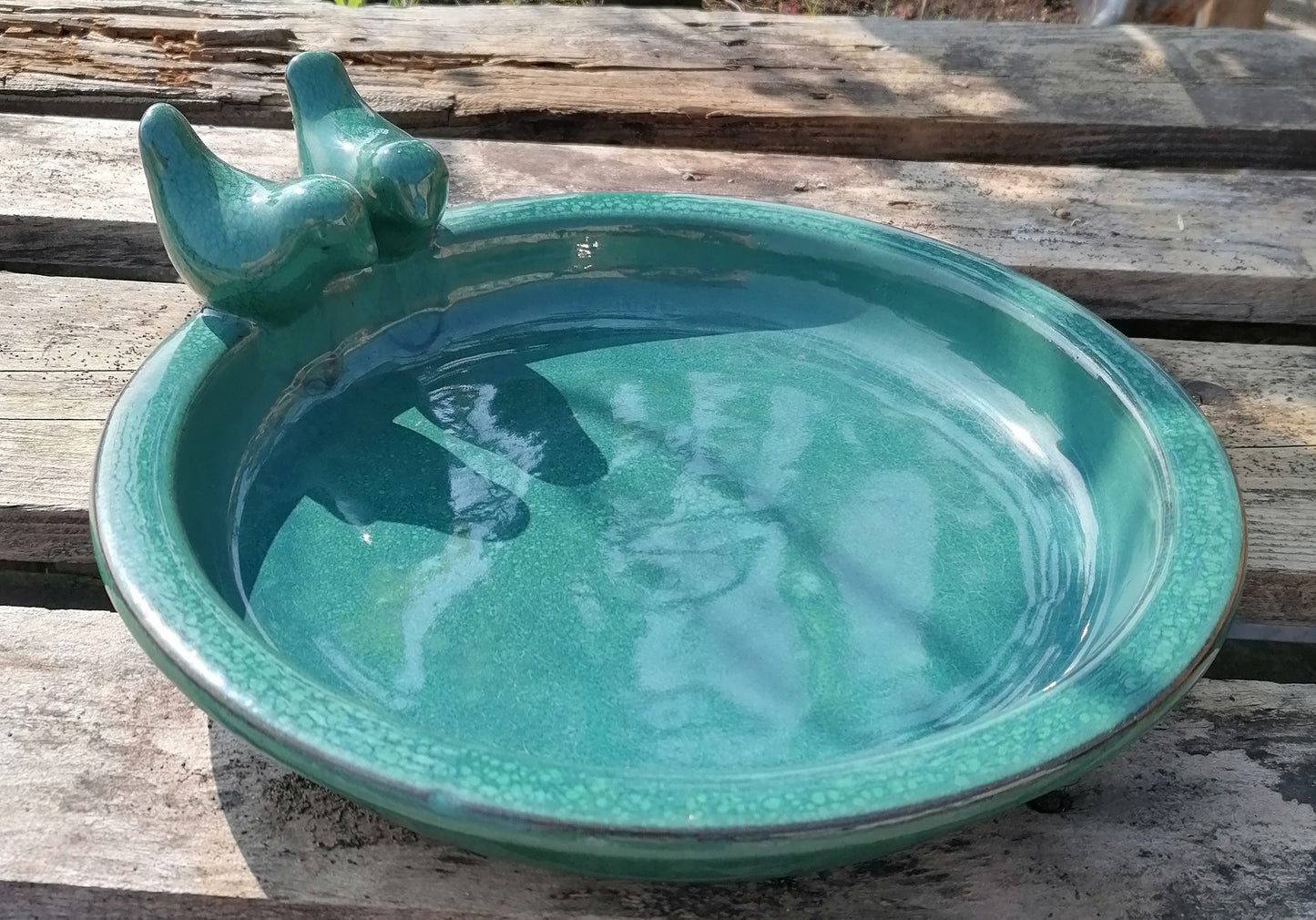 NEU !! Sehr robuste Vogeltränke mit 2 süßen kleinen Vögelchen ø ca. 30 cm aus Keramik grün glänzend glasiert Insektentränke Vogelbad Garten