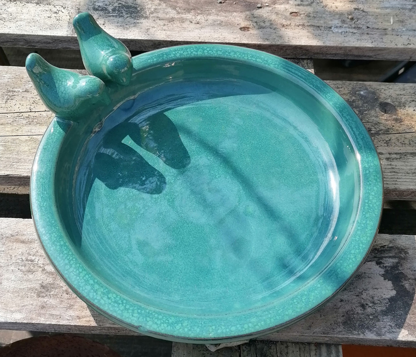 NEU !! Sehr robuste Vogeltränke mit 2 süßen kleinen Vögelchen ø ca. 30 cm aus Keramik grün glänzend glasiert Insektentränke Vogelbad Garten