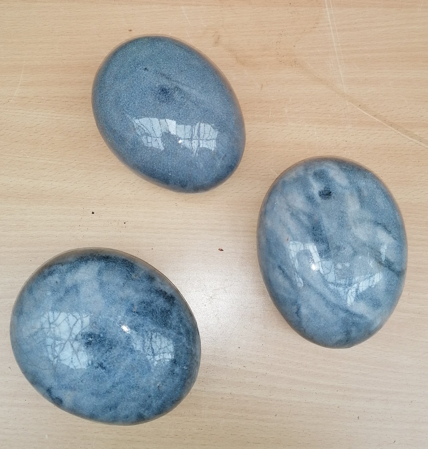 NEU !! 3er Set kleine ovale Eier - Steine aus frostfesten doppeltglasierten graublau marmorierten Steinzeug Dekoration