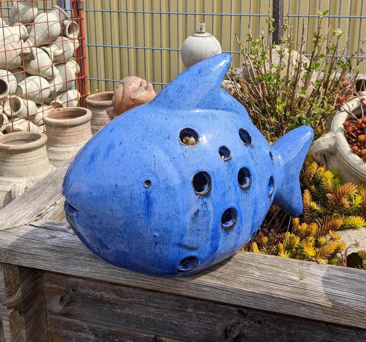 B-Ware !! Großer Deko Fisch beleuchtbar aus frostfesten Steinzeug blau glasiert ca. 38 cm lang Deko Garten Wasser Teich Windlicht WasserspeierFigur