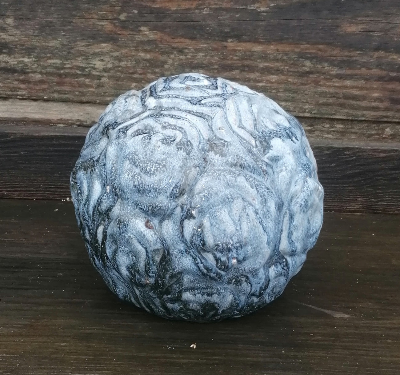 2. Wahl !! Schöne Kugel mit Rosenmuster blaugrau ø ca. 20 cm aus Steinzeug, Deko, Garten, frostfest