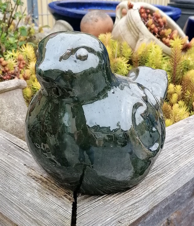 NEU !! 2. Wahl ! Vogel aus frostfesten Steinzeug dunkelgrün glasiert ca. 24 cm lang Deko Garten Spatz Figur Taube