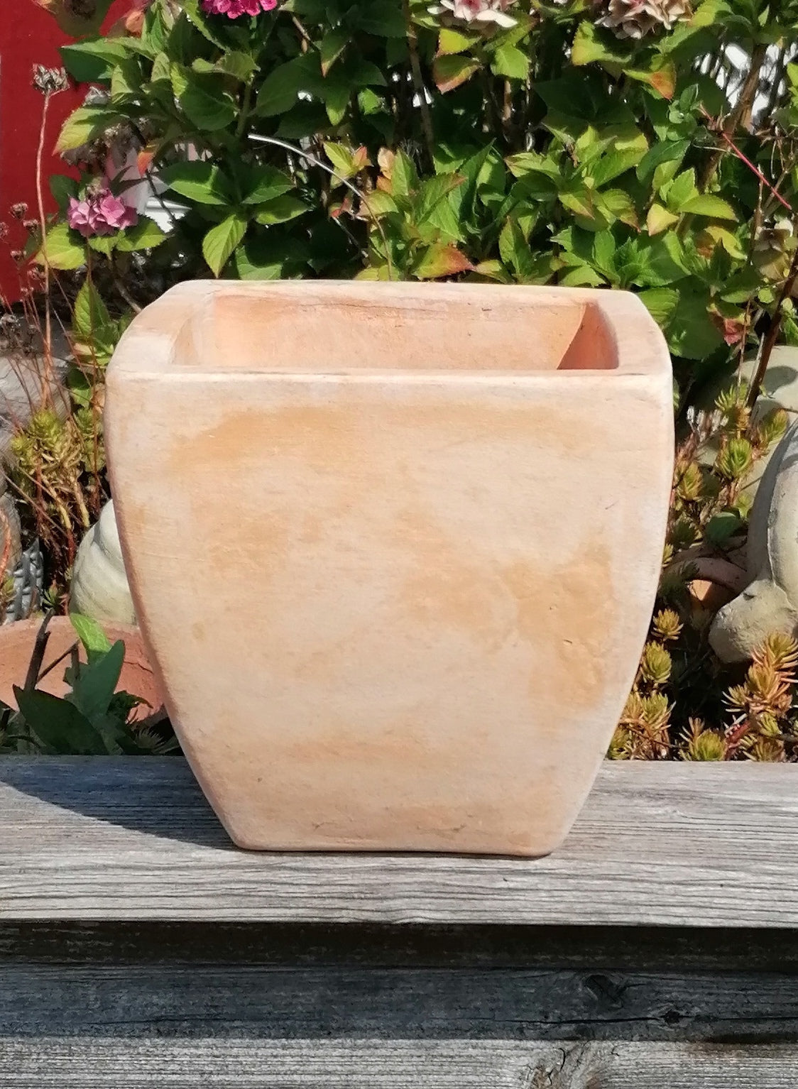 Schöner kleiner quadratischer Blumentopf 17 x 17 cm cm aus roten Terracotta, Pflanzgefäß Übertopf