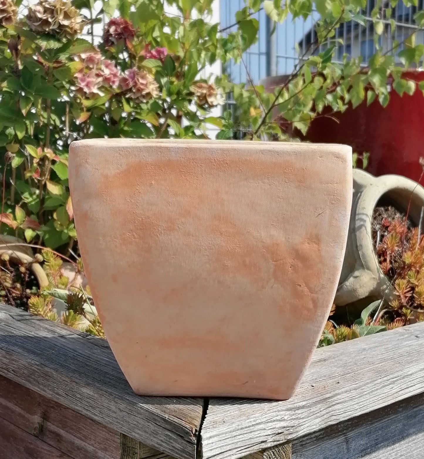 Schöner kleiner quadratischer Blumentopf 17 x 17 cm cm aus roten Terracotta, Pflanzgefäß Übertopf