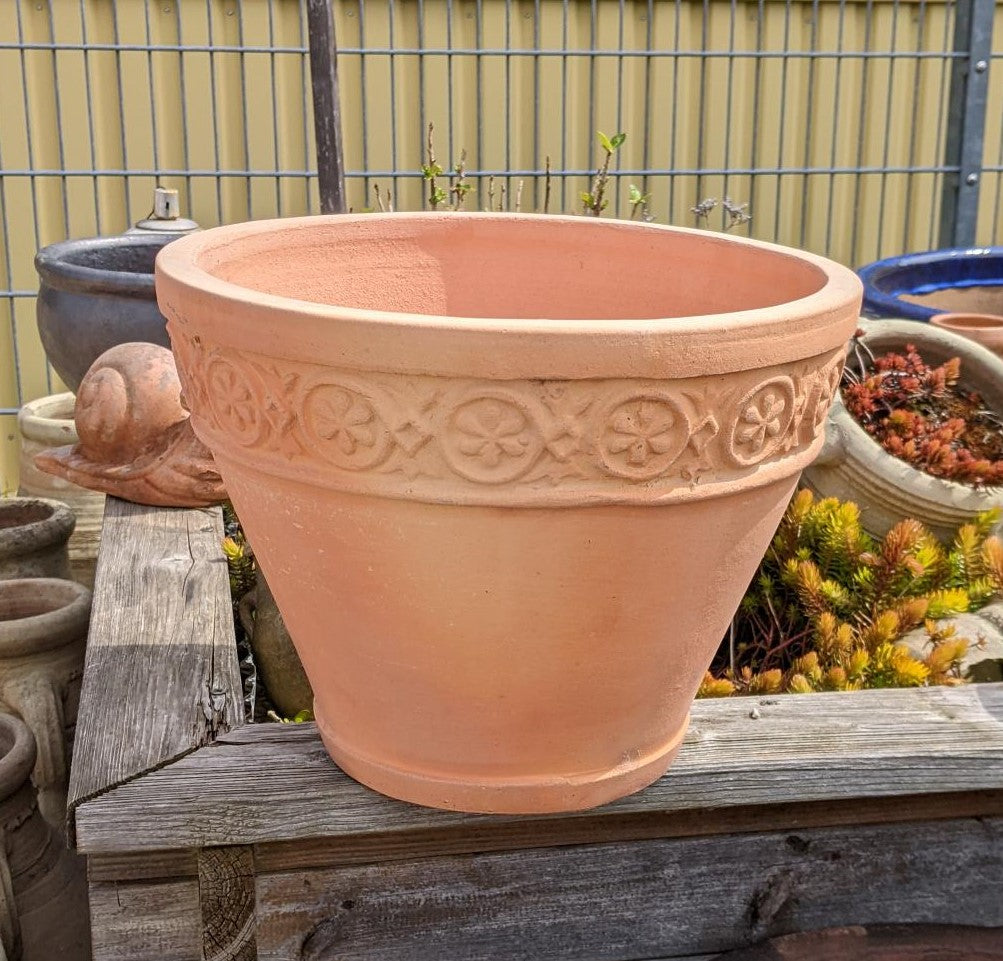 Neu !! Schöner Blumentopf mit Blütenranke ø ca. 35 cm aus rötlichen Te – La  Casa
