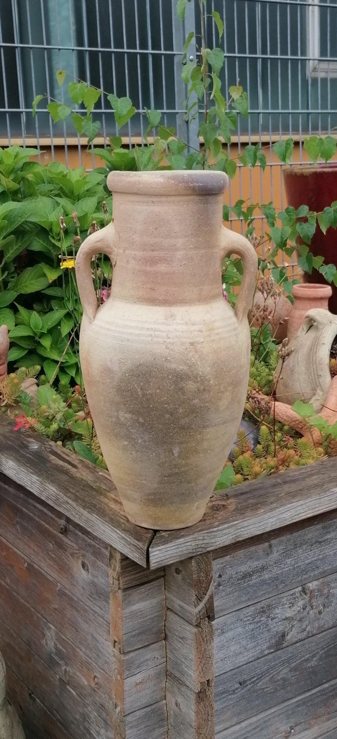 Außergewöhnlich rustikal handgetöpferte Amphore ca. 40 cm hoch mit 2 Henkeln aus Terracotta, Deko, Vase