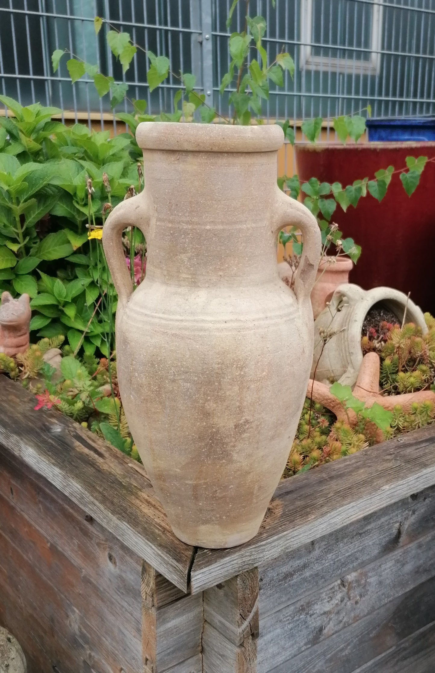 Außergewöhnlich rustikal handgetöpferte Amphore ca. 40 cm hoch mit 2 Henkeln aus Terracotta, Deko, Vase
