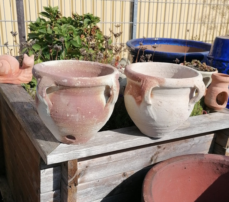 2 rustikale handgetöpferte Pflanztöpfe ø ca. 20 cm mit 4 Henkel aus Terracotta Terrakotta