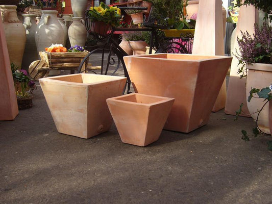 Robuster konischer Blumentopf ca. 38 cm breit aus Terracotta, Pflanztopf, Blumenkübel