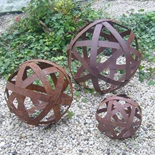 Kugel ø 20 cm aus Metall in Edelrost Streifenbandkugel Deko