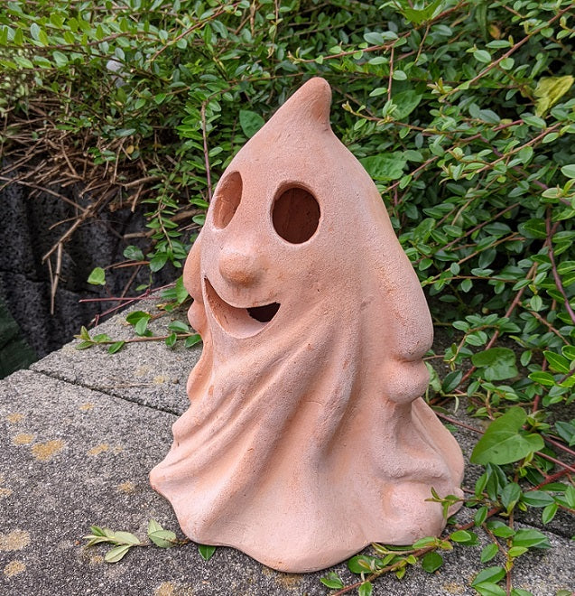 Halloween - Gespenst 28 cm hoch aus Terracotta, beleuchtbar, Herbstdeko
