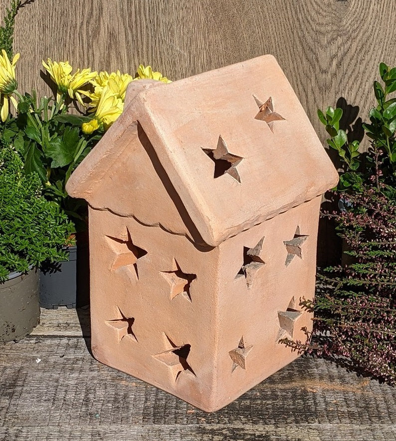 Haus ca. 25 cm hoch mit Sternenmotiv aus Terracotta Lebkuchenhaus Windlicht