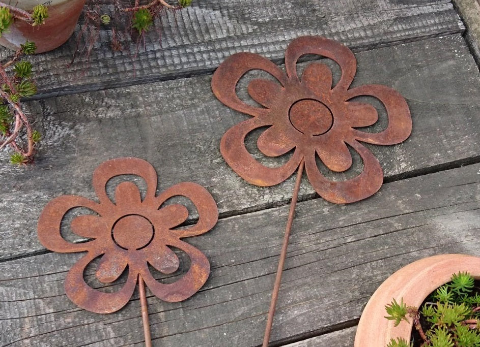 2er Set Blumenstecker 68 +50 cm lang aus Metall in Edelrost La Casa