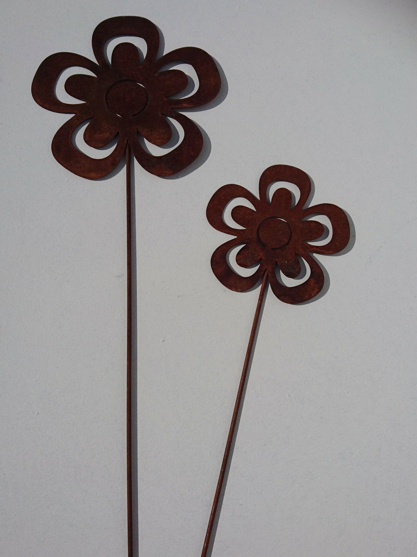 2er Set Blumenstecker 68 +50 cm lang aus Metall in Edelrost