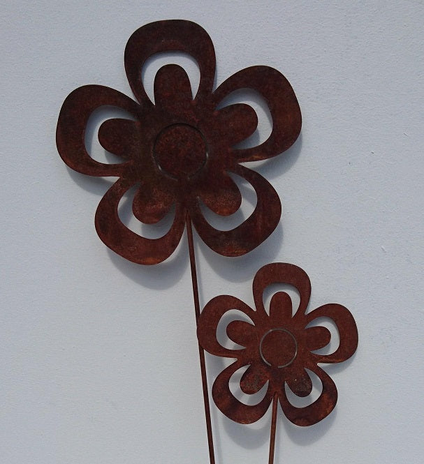2er Set Blumenstecker 68 +50 cm lang aus Metall in Edelrost