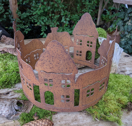 Dekoring Dorf 40 cm breit aus Metall in Edelrost