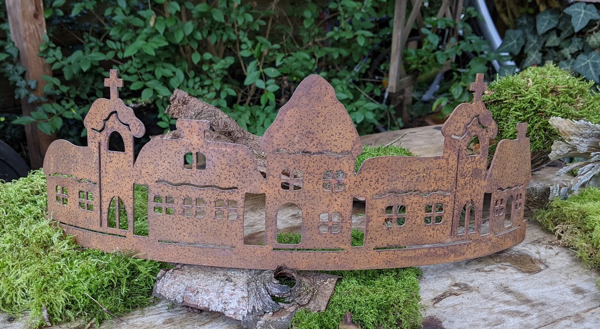 Deko Halbring Dorf 47 cm breit aus Metall in Edelrost