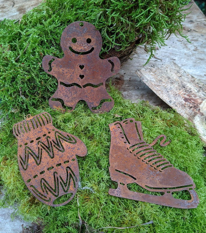 3er Set Anhänger Schlittschuh-Lebkuchenmann-Handschuh 10 cm hoch aus Metall in Edelrost