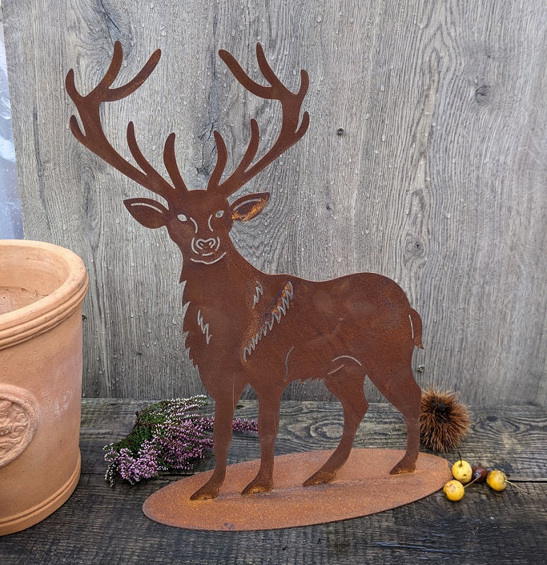 Hirsch ca. 45 cm hoch auf Platte, standfest und robust aus Metall in Edelrost