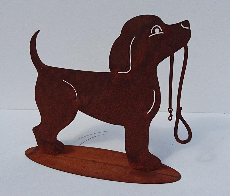 Hund mit Leine 30 cm breit auf Platte aus Metall in Edelrost