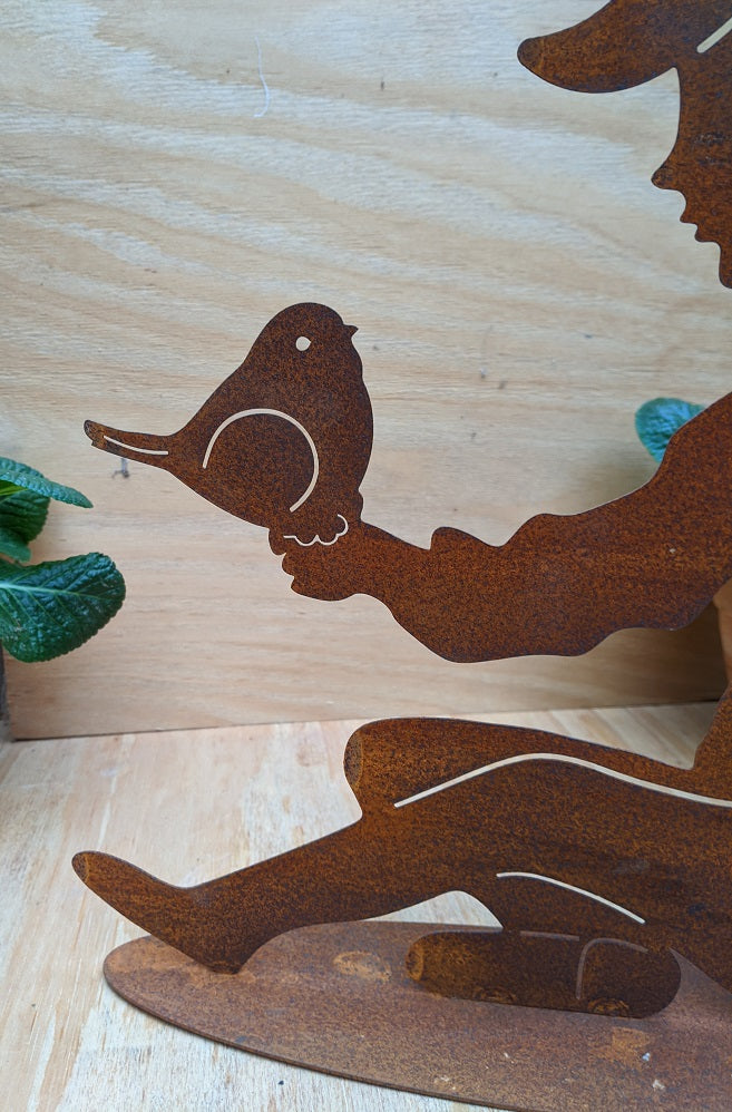 Junge mit Vogel ca. 35 cm hoch aus Metall in Edelrost Fensterdeko
