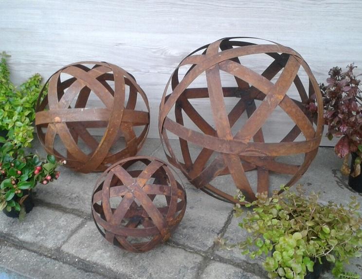 3er Set Kugeln 20 + 30 + 40 cm aus Metall in Edelrost Gartendeko