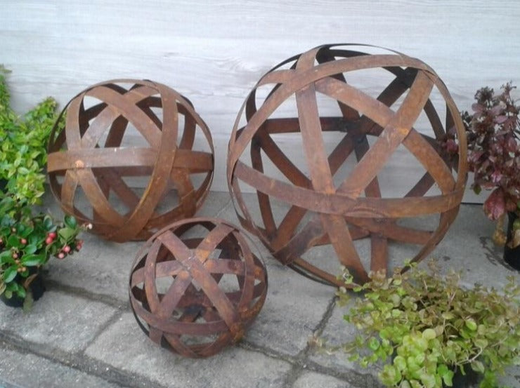 Kugel ø 30 cm aus Metall in Edelrost Streifenbandkugel Deko Rost