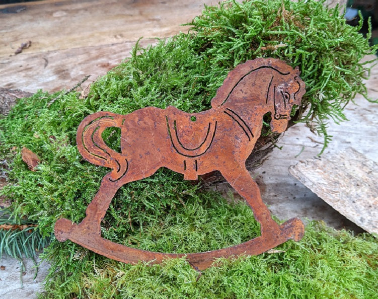 Schaukelpferd - Anhänger ca. 15 cm breit aus Metall in Edelrost Weihnachtsschmuck