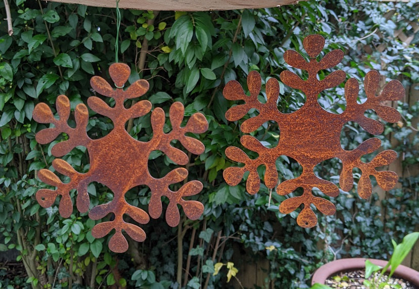 Schneeflocken - Anhänger 2er Set, 20 + 15 cm hoch aus Metall in Edelrost Fensterdeko Winter