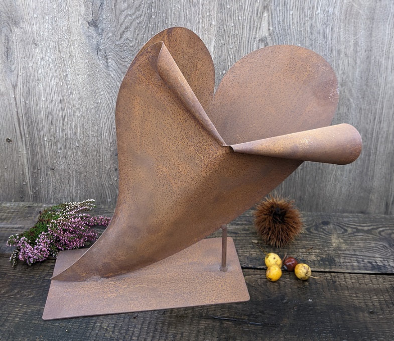 Herz ca. 27,5 cm hoch aus Metall in Edelrost, liegend auf Platte, bepflanzbar, Liebe Hochzeit