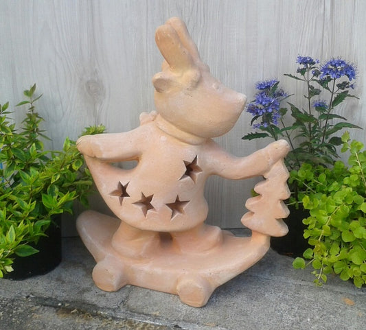 Elch mit Sternen auf Skateboard und Tannenbaum ca 38 cm hoch aus Terracotta, Weihnachtsdeko