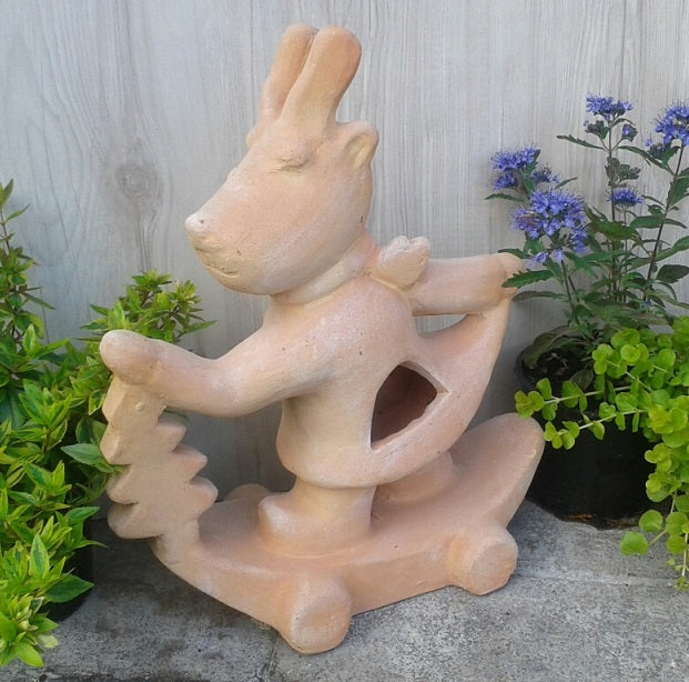 Elch mit Sternen auf Skateboard und Tannenbaum ca 38 cm hoch aus Terracotta, Weihnachtsdeko