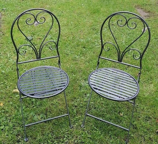 NEU !! 2er Set Graue Bistrostühle mit Herzmotiv aus Metall klappbar Vintage Gartenstuhl Balkon Terrasse Vorgarten Deko
